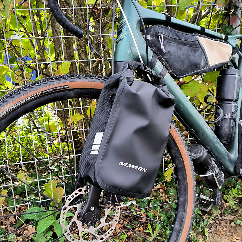 Sacoche de fourche gravel Newton étanche 4 L noire avec bandoulière