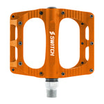 Pédales plateforme VTT Switch Large Freeride alu CNC 110 x 100 mm à picots (paire) – Orange