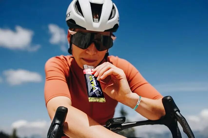 Cycliste d�gustant une barre �nerg�tique Overstim.s